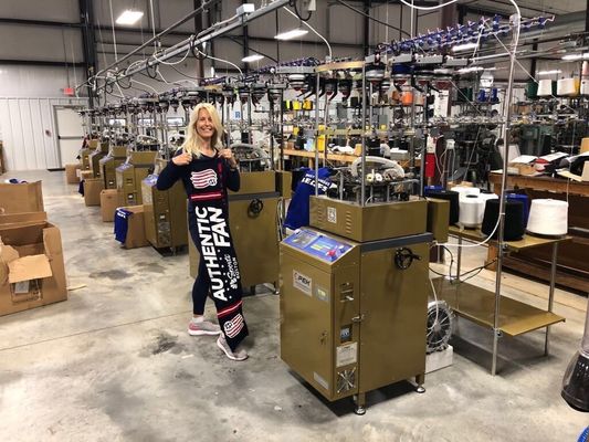 Máquina de fabricação de chapéus e lenços circulares com controle computadorizado