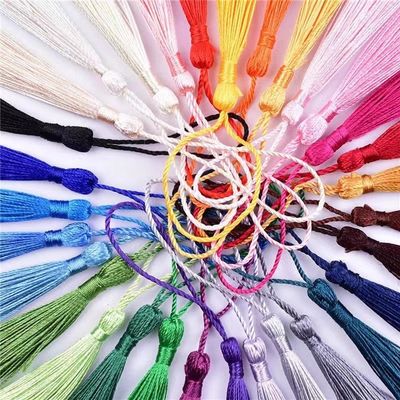 2-4 Feeder Chinese Fringes Tassel Making Machine para a produção de Beanie Pompom