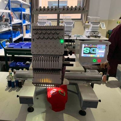 Máquina de bordado por computador multifuncional de alimentação universal incorporada 110V-220V