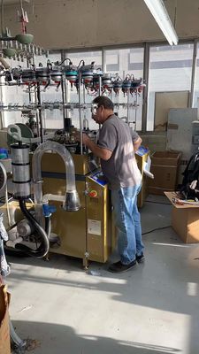 2023 Máquina de fabricação de bonés totalmente computadorizada 325 KG para soluções de marca personalizadas