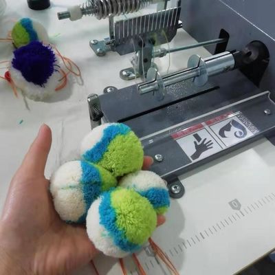 1.5-15CM Largura de tricô Máquina de fabricação de pompas de alta velocidade com 7 GG Gauge